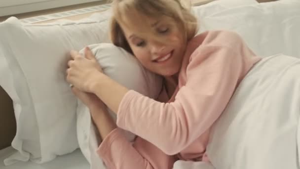 Schöne Blonde Positive Frau Drinnen Hause Liegt Bett — Stockvideo
