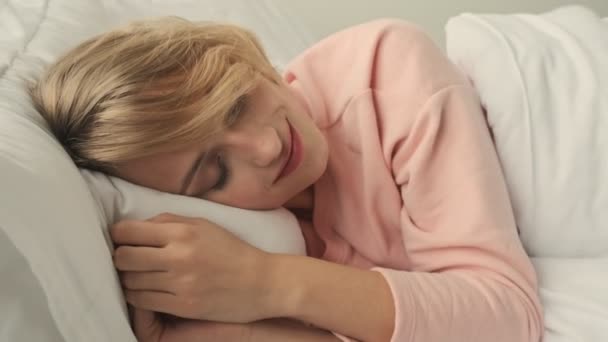 Gülümseyen Sarışın Pozitif Kadın Evde Yatağında Yatıyor — Stok video