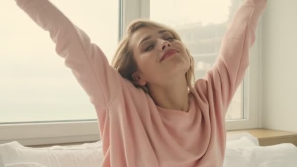Glad Vaken Blond Positiv Kvinna Inomhus Ligger Sängen Stretching — Stockvideo