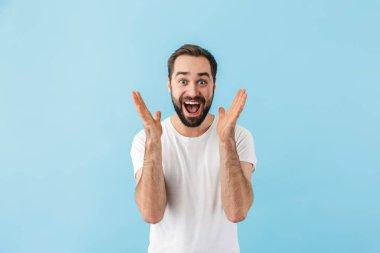 Mavi arka planda tek başına duran, mutlu, heyecanlı, sakallı bir adamın portresi başarıyı kutluyor.