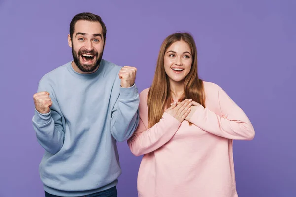 Imagen Pareja Amorosa Positiva Sorprendida Emocionada Aislada Sobre Fondo Púrpura —  Fotos de Stock