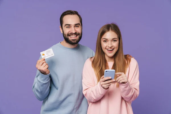 Imagem Feliz Alegre Casal Amoroso Isolado Sobre Fundo Roxo Usando — Fotografia de Stock