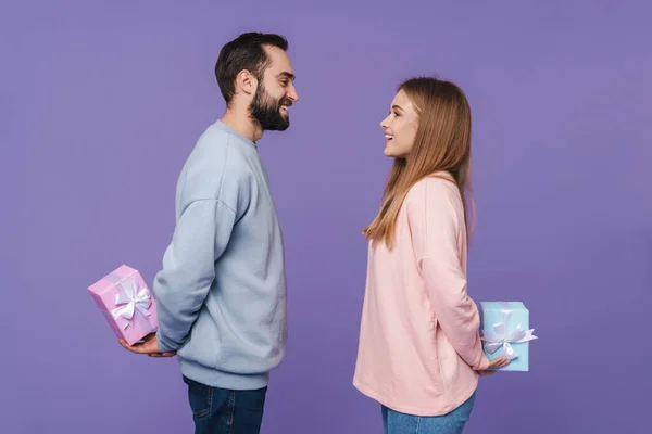 Зображення Щасливої Молодої Закоханої Пари Ізольованої Фіолетовому Фоні Стіни Дарує — стокове фото