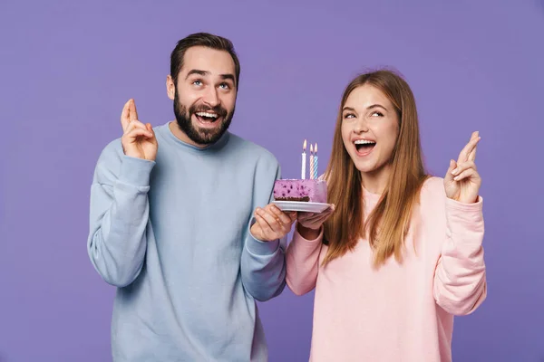Зображення Емоційної Щасливої Молодої Закоханої Пари Ізольовані Фіолетовому Фоні Стіни — стокове фото