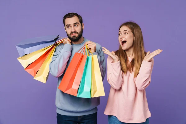 Morarmış Duvar Arkasında Izole Edilmiş Elinde Alışveriş Poşetleri Tutan Memnun — Stok fotoğraf