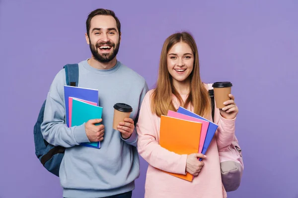 Foto Alegre Casal Feliz Amando Amigos Estudantes Isolados Sobre Fundo — Fotografia de Stock