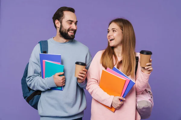 Фото Веселих Щасливих Закоханих Подруг Студентів Ізольованих Фіолетовому Тлі Стін — стокове фото