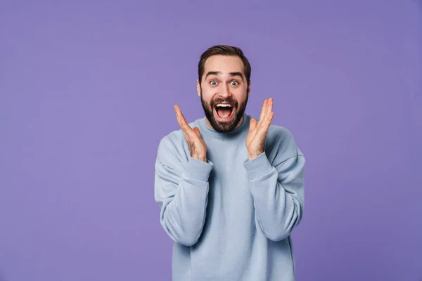 Образ Красивого Шокованого Емоційного Молодого Чоловіка Ізольованого Фіолетовому Фоні Стіни — стокове фото