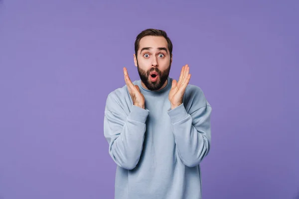 Imagen Guapo Conmocionado Joven Emocional Aislado Sobre Fondo Pared Púrpura — Foto de Stock