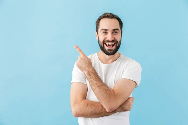 Retrato Jovem Animado Barbudo Vestindo Camiseta Isolado Sobre Fundo Azul — Fotografia de Stock