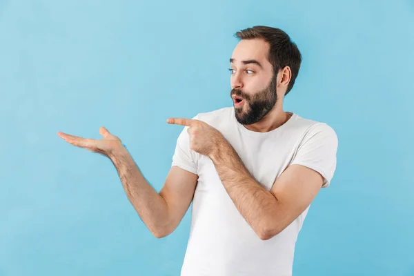 Portret Van Een Jonge Geschokte Man Met Een Baard Een — Stockfoto