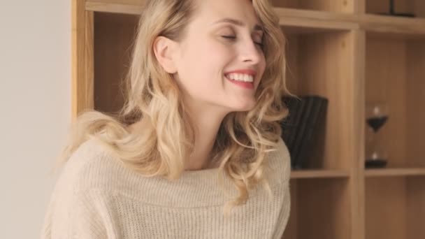 Femme Souriante Blonde Positive Intérieur Maison Utilisant Téléphone Mobile — Video