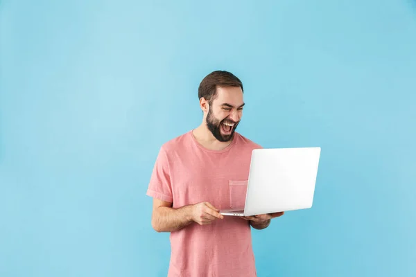 Retrato Jovem Animado Barbudo Vestindo Camiseta Isolado Sobre Fundo Azul — Fotografia de Stock