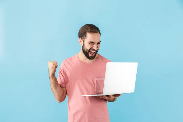 Retrato Jovem Animado Barbudo Vestindo Camiseta Isolado Sobre Fundo Azul — Fotografia de Stock