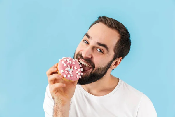 Образ Молодого Оптимістичного Позитивного Чоловіка Ізольованого Фоні Синьої Стіни Пончиком — стокове фото