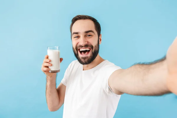 Retrato Joven Alegre Hombre Barbudo Excitado Usando Una Camiseta Aislada — Foto de Stock