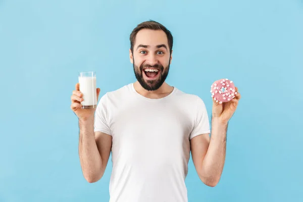 Retrato Joven Alegre Barbudo Excitado Vestido Con Una Camiseta Aislada — Foto de Stock