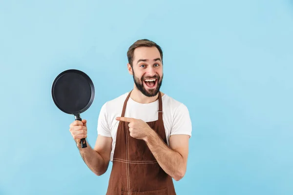 Jovem Cozinheiro Barbudo Excitado Vestindo Avental Isolado Sobre Fundo Azul — Fotografia de Stock