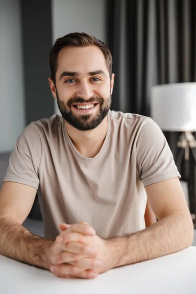 Imagen Apuesto Optimista Joven Positivo Interior Casa — Foto de Stock