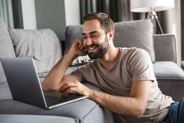 Immagine Allegro Giovane Ottimista Casa Sul Divano Con Computer Portatile — Foto Stock