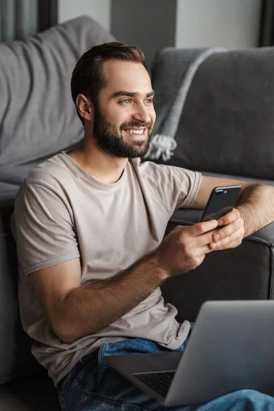 Obrázek Veselý Šťastný Mladý Muž Doma Pohovce Pomocí Notebooku Chatování — Stock fotografie