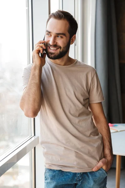 Immagine Giovane Sorridente Positivo Casa Che Parla Cellulare — Foto Stock