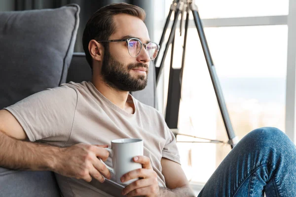 Immagine Giovane Concentrato Bicchieri Casa Bere Caffè — Foto Stock