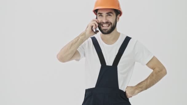 Alegre Feliz Jovem Barbudo Homem Construtor Isolado Sobre Branco Parede — Vídeo de Stock