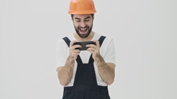 Positivo Emocional Jovem Barbudo Homem Construtor Isolado Sobre Fundo Parede — Vídeo de Stock