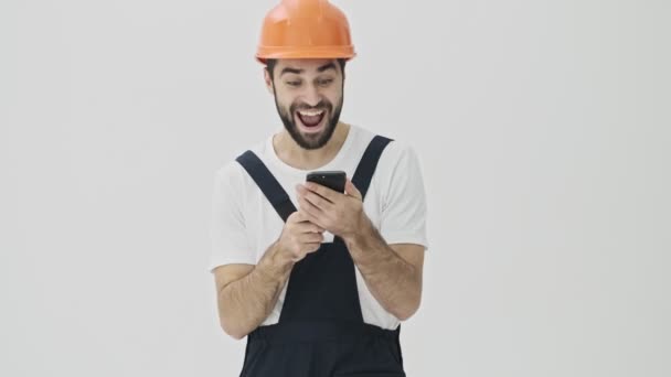 Aufgeregt Glücklich Junge Bärtige Mann Bauarbeiter Isoliert Über Weiße Wand — Stockvideo