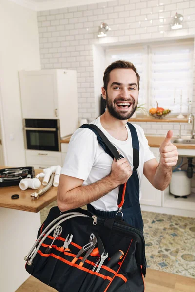 Imagen Del Joven Plomero Caucásico Uniforme Sujetando Bolsa Con Equipo —  Fotos de Stock