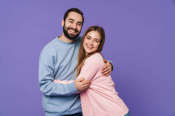 写真正抱擁笑顔若い愛のカップル隔離された上に紫の背景 — ストック写真