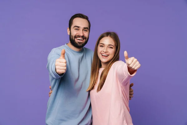 Foto Alegre Sorrindo Jovem Casal Amoroso Isolado Sobre Fundo Roxo — Fotografia de Stock