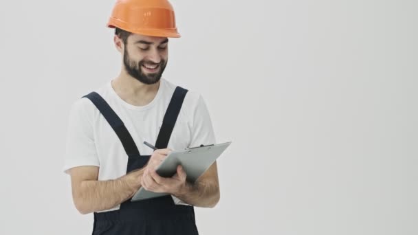 Positive Junge Bärtige Mann Bauarbeiter Isoliert Über Weiße Wand Hintergrund — Stockvideo