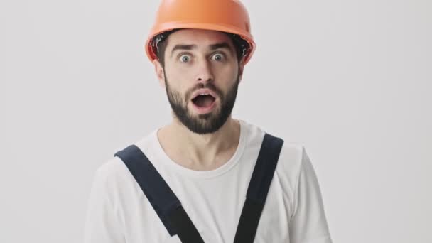 Feliz Joven Barbudo Hombre Constructor Emocionado Aislado Sobre Fondo Blanco — Vídeos de Stock