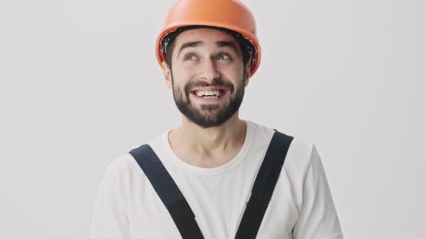 Feliz Alegre Jovem Construtor Homem Barbudo Nervoso Isolado Sobre Fundo — Vídeo de Stock