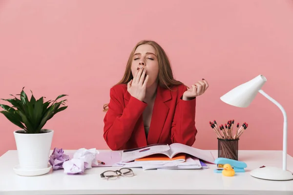 Afbeelding Van Een Gaap Vermoeide Jonge Vrouw Zitten Aan Tafel — Stockfoto