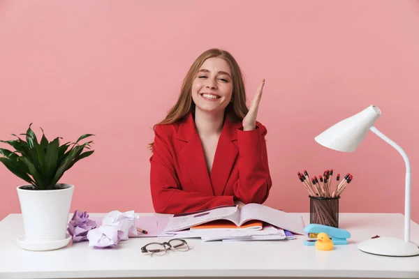 Image Une Jeune Étudiante Heureuse Positive Assise Table Intérieur Isolée — Photo