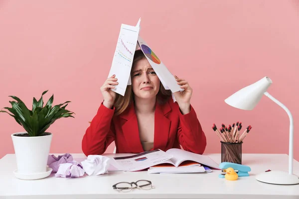 Image Une Jeune Femme Triste Confus Assis Table Intérieur Isolé — Photo