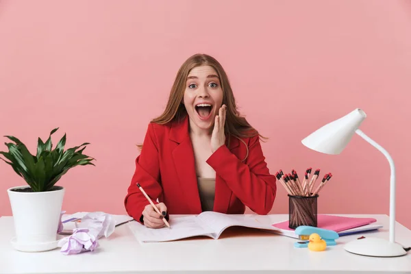 Imagen Una Joven Sorprendida Sentada Mesa Interiores Aislada Sobre Fondo — Foto de Stock