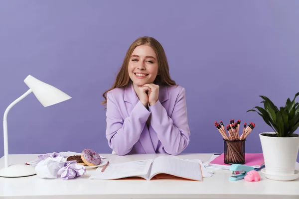 Image Une Jeune Femme Optimiste Souriante Assise Table Intérieur Isolée — Photo