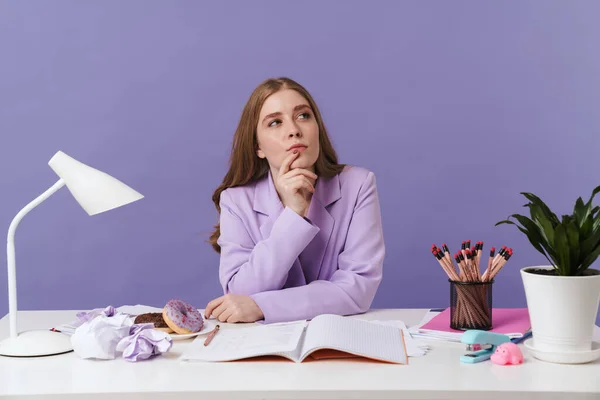 Foto Van Een Denkende Serieuze Jonge Vrouw Zitten Aan Tafel — Stockfoto