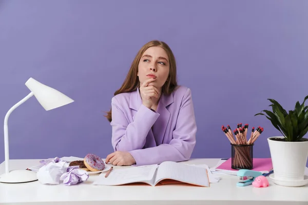 Photo Une Jeune Femme Réfléchie Assise Table Intérieur Isolée Sur — Photo