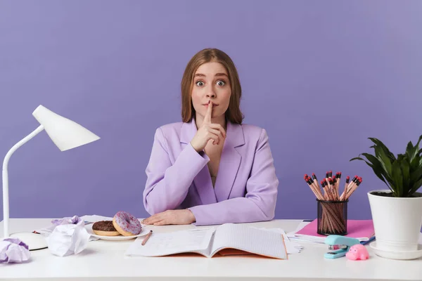 Foto Van Een Verrassende Jonge Vrouw Zitten Aan Tafel Binnen — Stockfoto