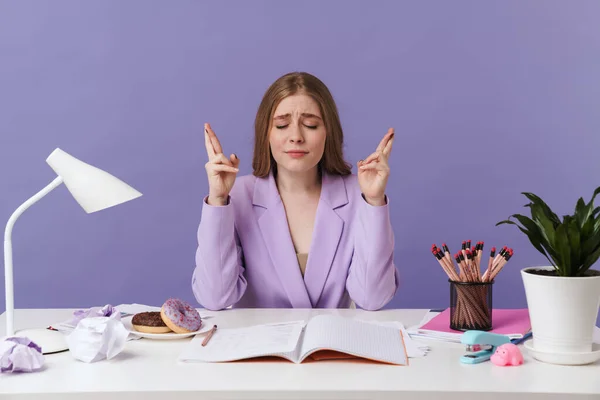 Afbeelding Van Een Nerveuze Jonge Vrouw Zitten Aan Tafel Binnen — Stockfoto