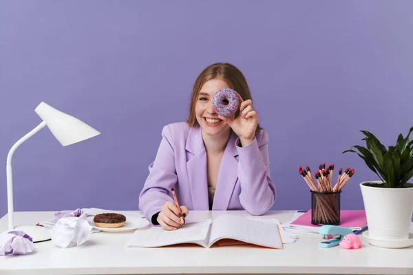 Image Une Jeune Femme Heureuse Assise Table Intérieur Isolée Sur — Photo