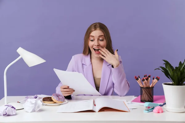 Afbeelding Van Een Positief Verrast Jonge Vrouw Zitten Aan Tafel — Stockfoto