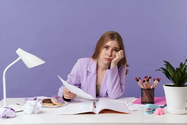 Afbeelding Van Een Trieste Jonge Vrouw Zitten Aan Tafel Binnen — Stockfoto