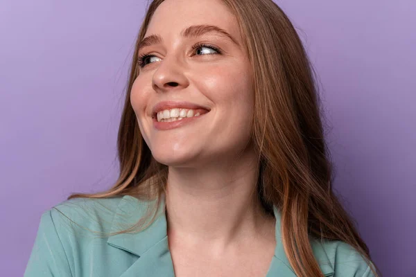 Портрет Улыбающейся Счастливой Женщины Позирующей Помещении Изолированной Фиолетовом Фоне Стены — стоковое фото