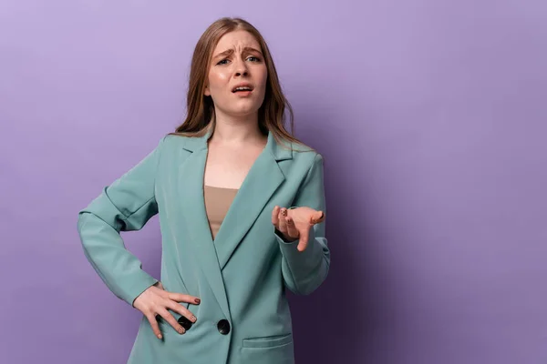 Image Confused Woman Posing Indoors Isolated Purple Wall Background Talking — Stock Photo, Image